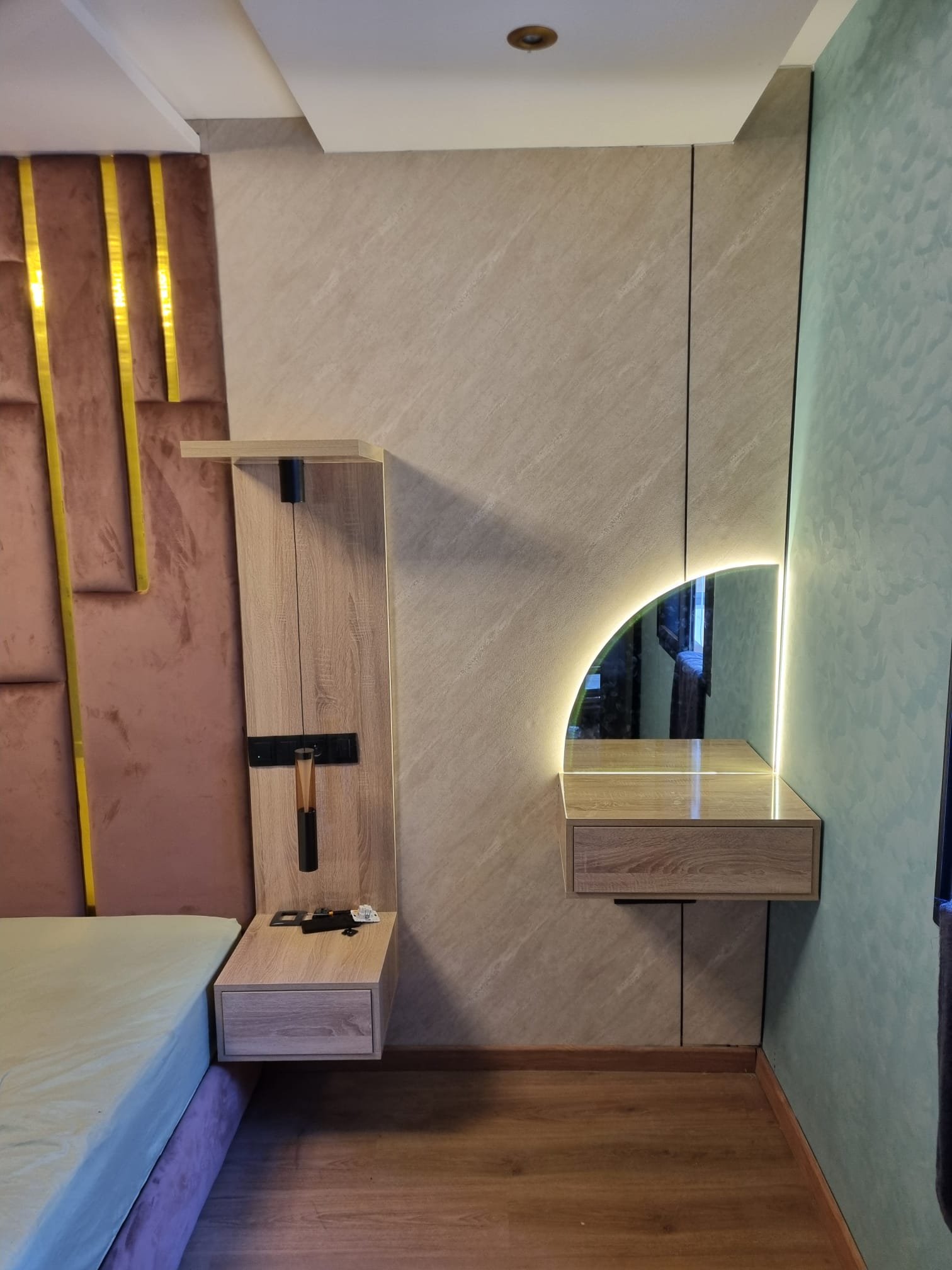 Dormitorio con mesita flotante y tocador