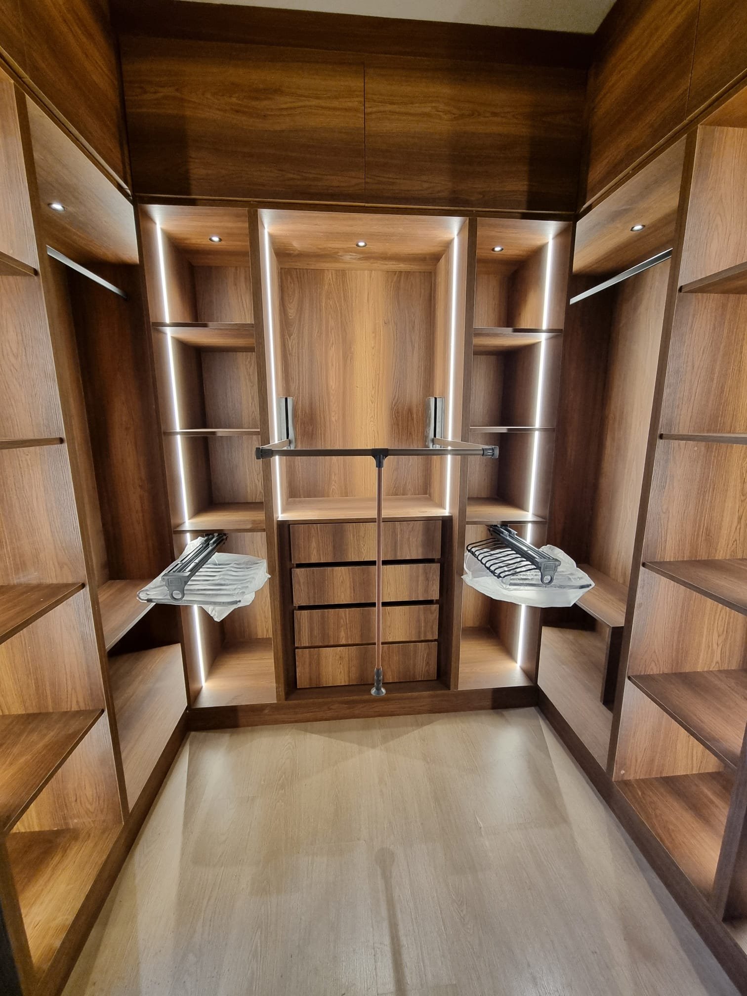 Dormitorio con armario a medida en madera