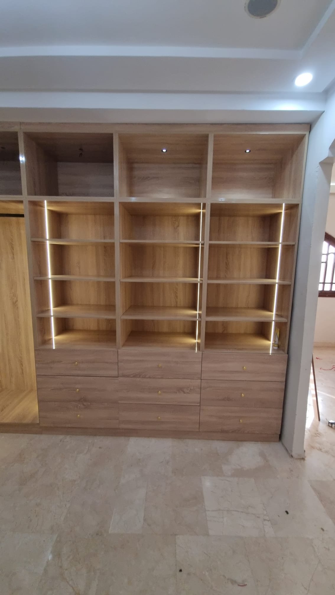 Salón con muebles de madera a medida